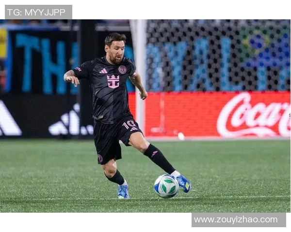 哪个足球明星因视力问题影响职业生涯表现引发关注与讨论